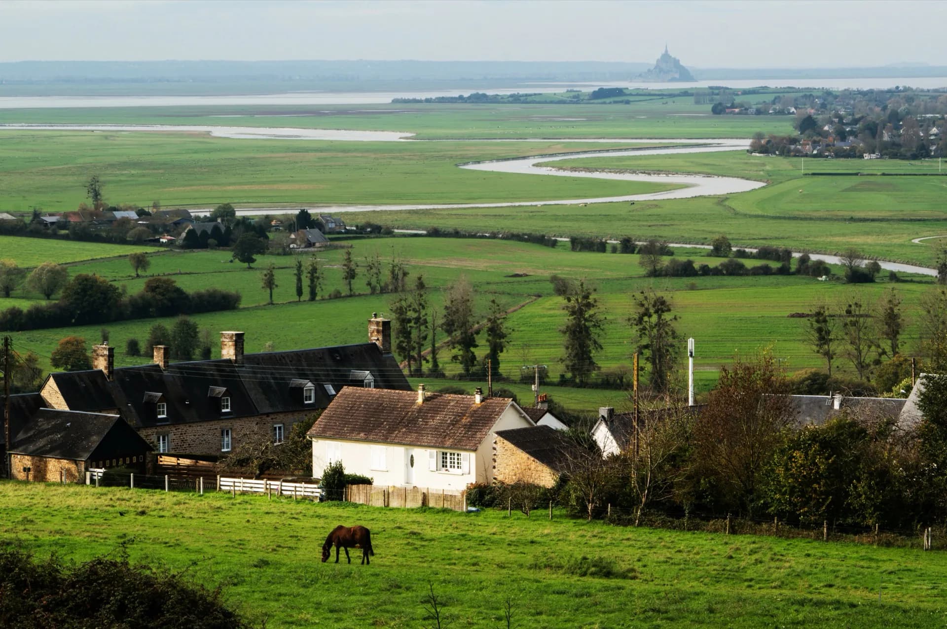 Mont Saint-Michel: Körfez, Manastır ve Adada Sabahlamanın Masalsı Dokusu