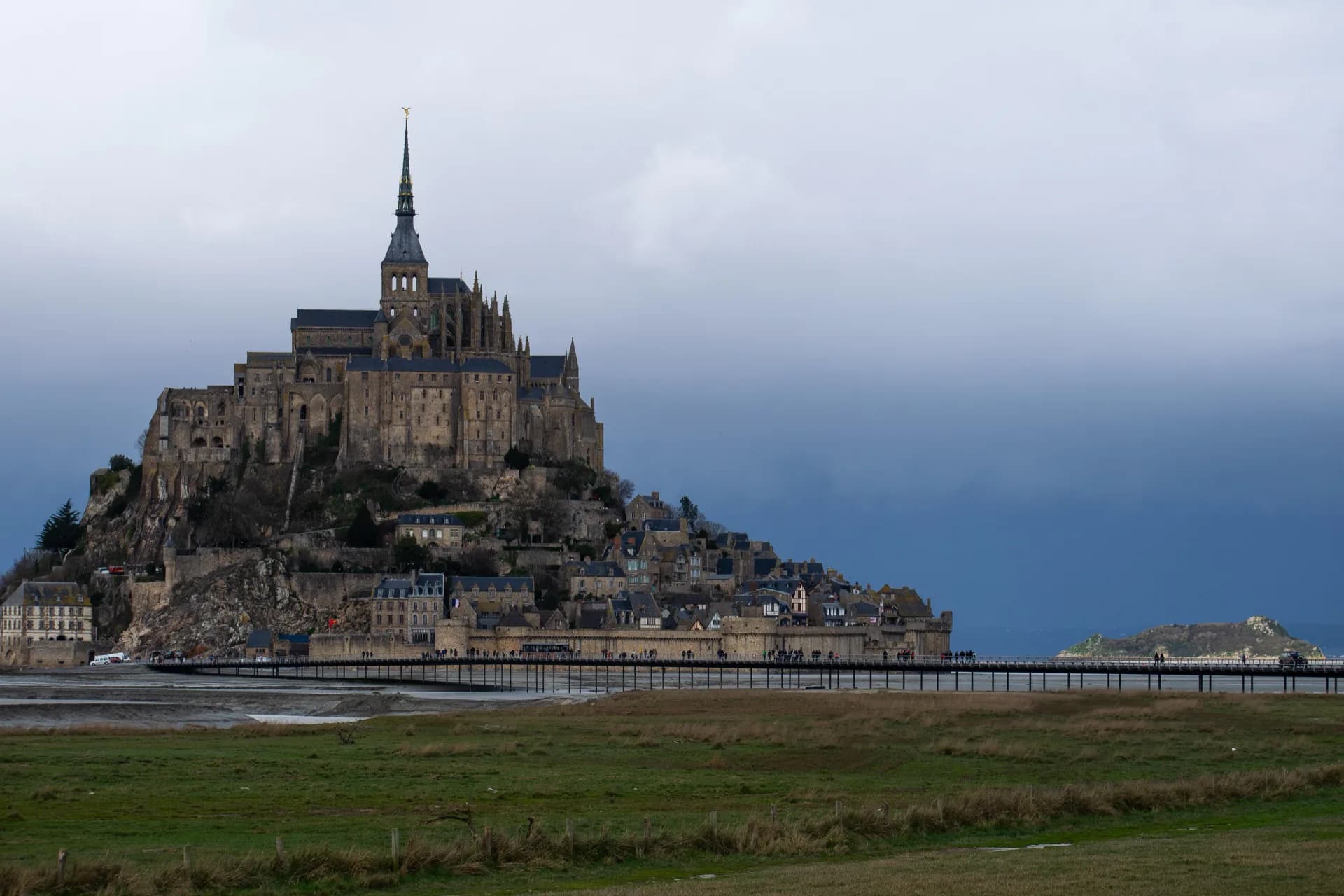 Mont Saint-Michel: Körfez, Manastır ve Adada Sabahlamanın Masalsı Dokusu